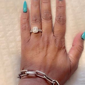 Halo 14 ct White gold diamond ring